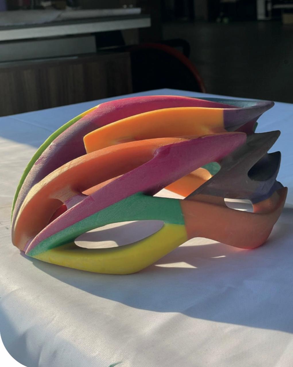 Casco impreso en 3D multicolor